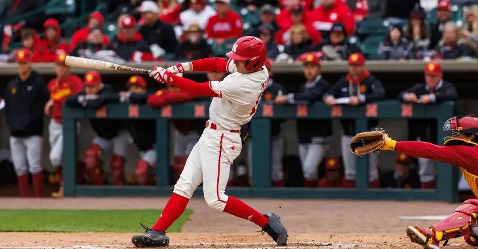 Moyer Signs Free Agent Deal with Padres